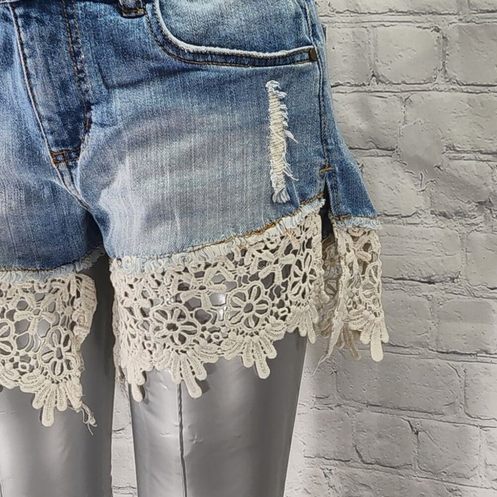 Lord & Taylor Design Lab lace trimmed shorts - Picture 3 of 8